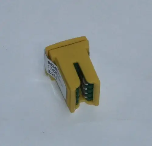 Gelber Kodierstecker von Daikin mit zwei grünen Kontaktleisten und einer seitlichen Beschriftung. Eignet sich für bestimmte Modelle in der Altherma-Serie.